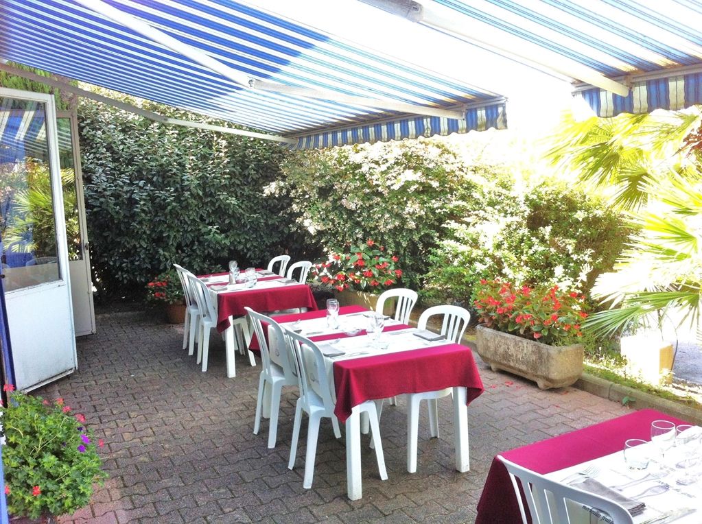 Kyriad Orthez Restaurante foto